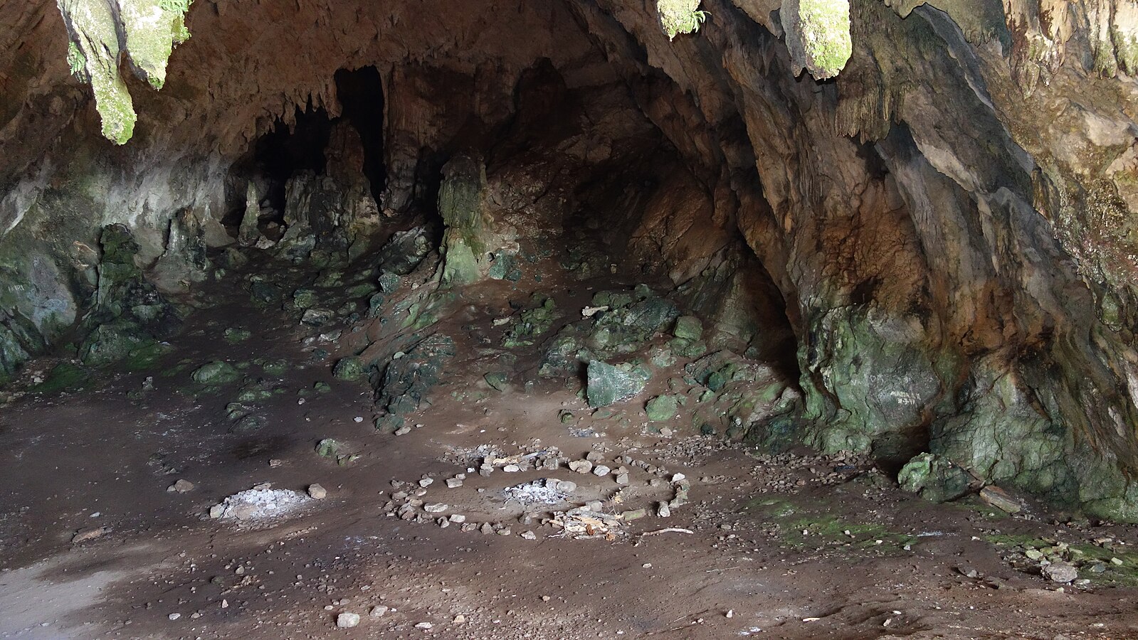 1599px-Corykian_Cave%2C_interior_aspect_from_cave_entrance.JPG