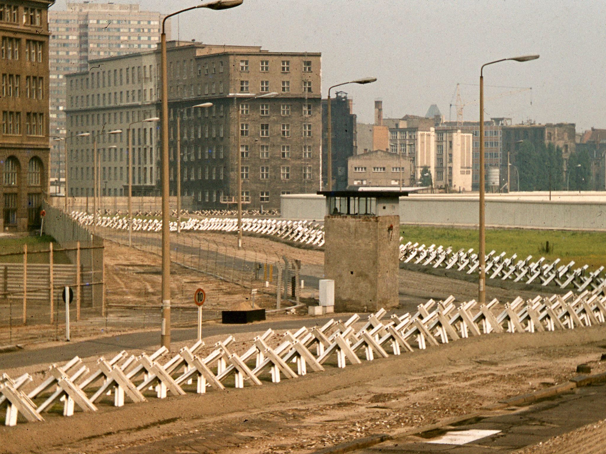 Berlin_Wall_death_strip%2C_1977.jpg