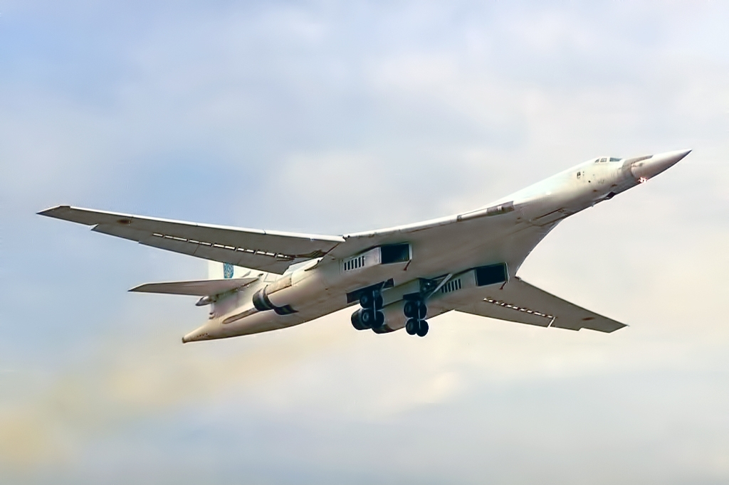 Tupolev_Tu-160_in_1997.jpg