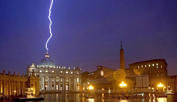 liveleak-dot-com-5a1d98cffcdb-vatican_lightning.jpg