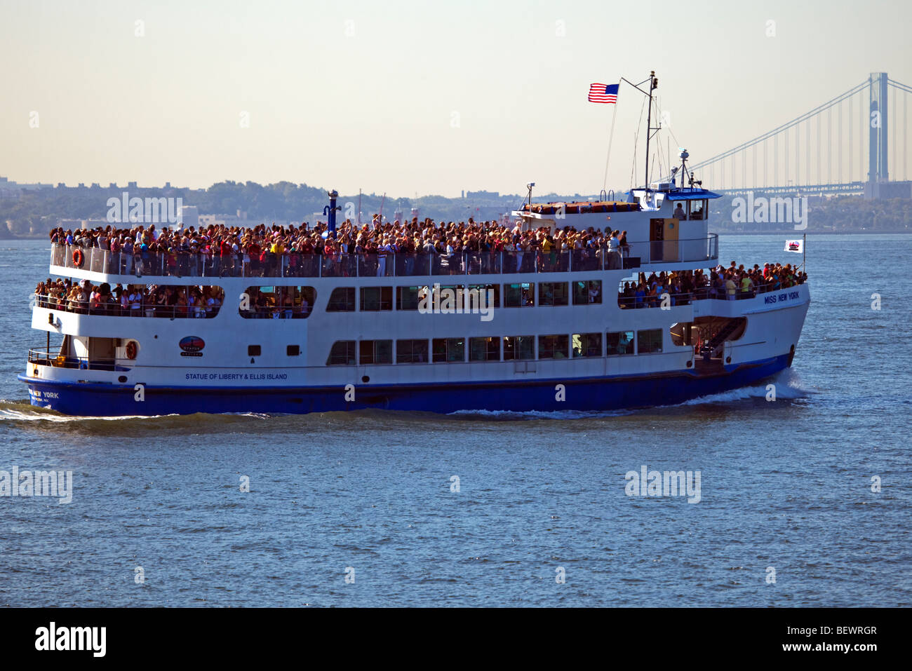 overcrowded-boat-in-new-york-BEWRGR.jpg
