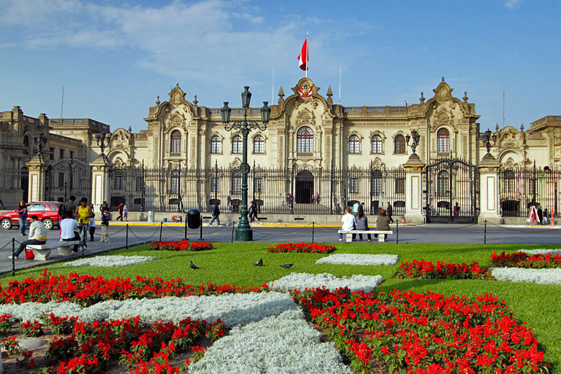 Peru-Lima-Palacio-de-Gobierno-L.jpg