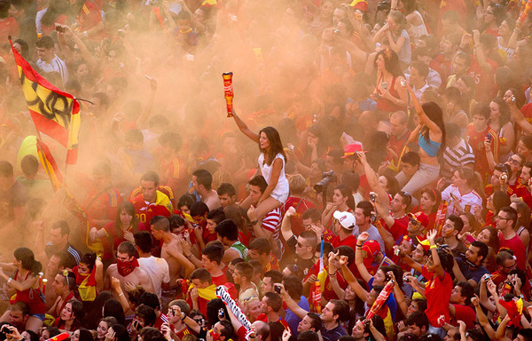 spain_is_celebrating_the_victory_in_the_euro_2012_with_fans_02.jpg