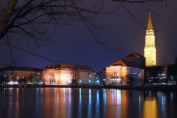 Kiel_Rathaus_OperaHouse_at-Night.jpg