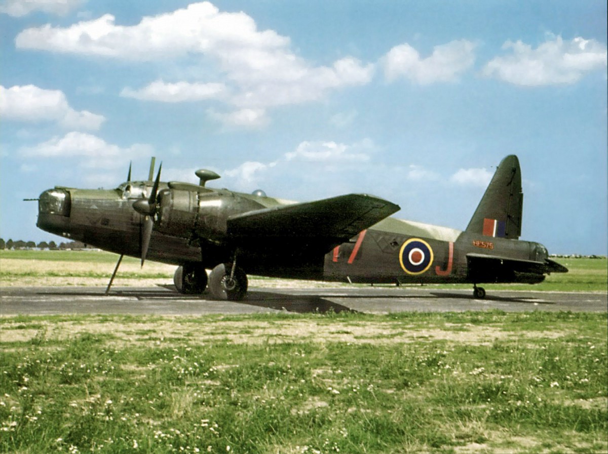 01-Color-photo-of-a-RAF-Vickers-Wellington-MkX-RAF-82OTU-Red-17-J-HE575-England-01.jpg