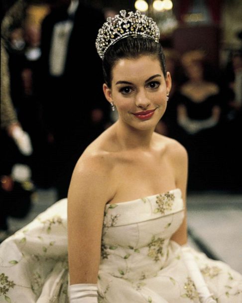 anne-hathaway-princess-diaries-nc-jt-210729_1627594143082_hpMain_4x5_608.jpg