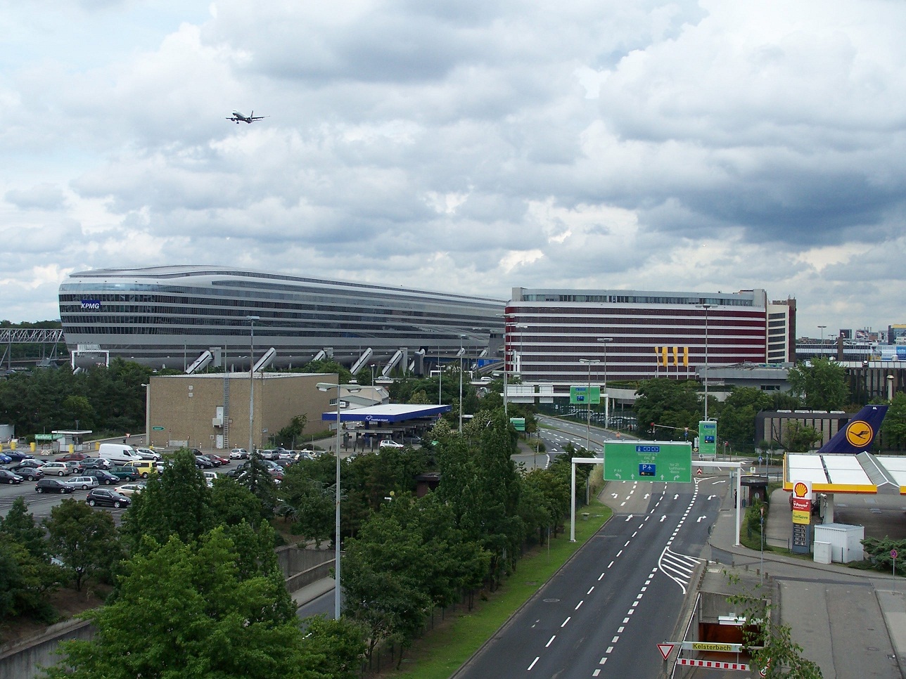 Frankfurt_Flughafen%2C_The_Squaire.jpg
