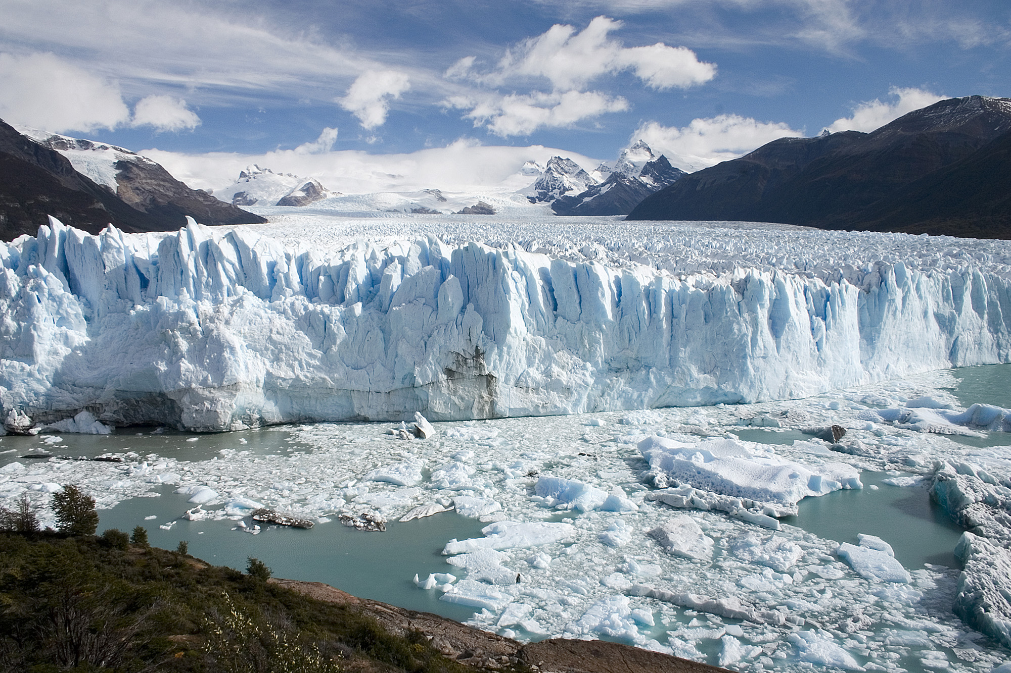Perito_Moreno_Glacier_Patagonia_Argentina_Luca_Galuzzi_2005.JPG
