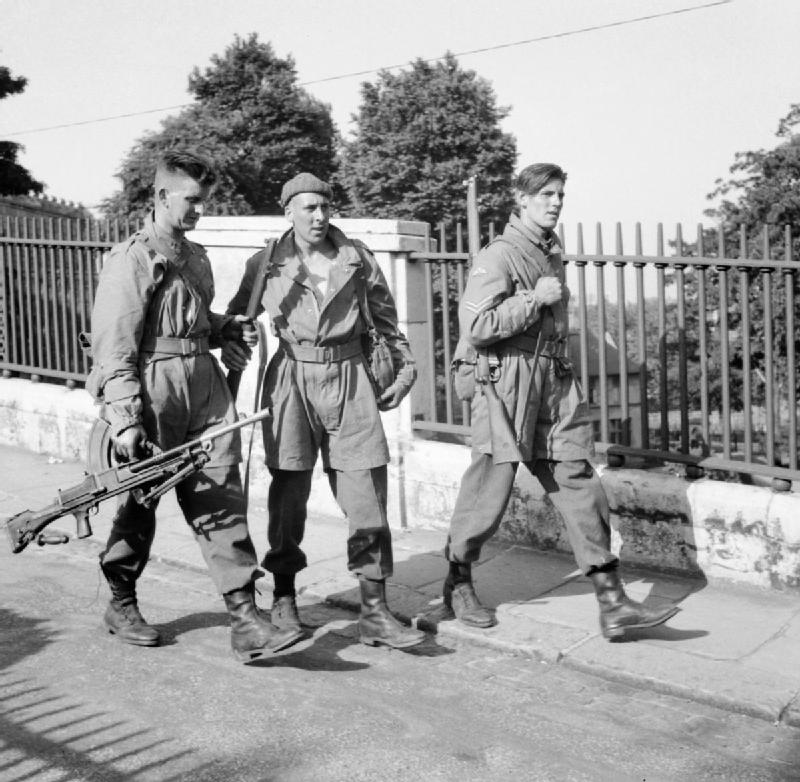 British_parachute_troops_Norwich_1941.jpg