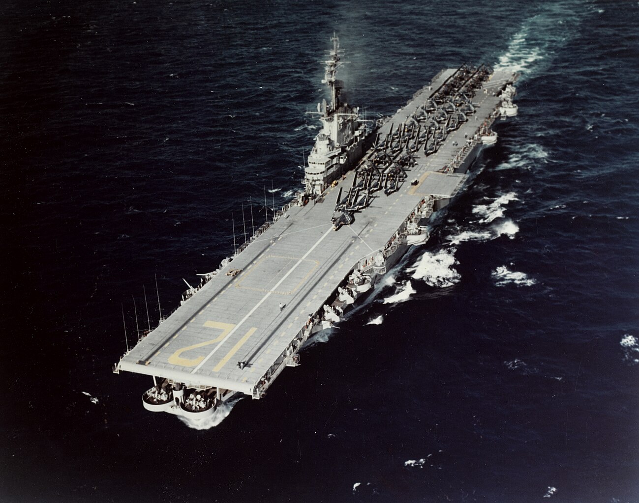 1299px-USS_Hornet_%28CVA-12%29_en_route_to_Guantanamo_Bay_on_10_January_1954_%2880-G-K-17108%29.jpg