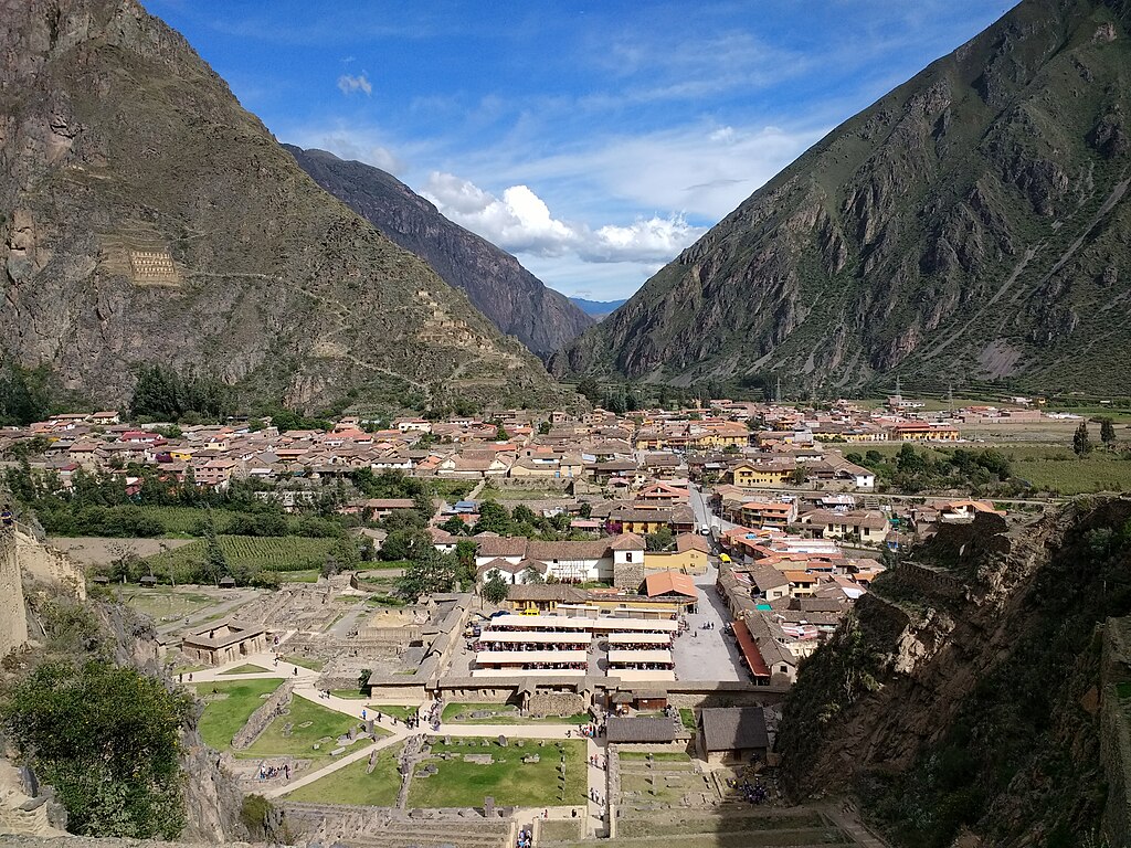 1024px-Town_of_Ollantaytambo.jpg