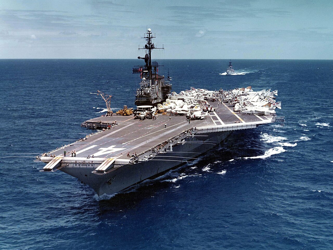 1280px-USS_Midway_%28CVA-41%29_underway_in_the_Pacific_Ocean_on_19_April_1971_%28NNAM.1996.488.116.040%29.jpg