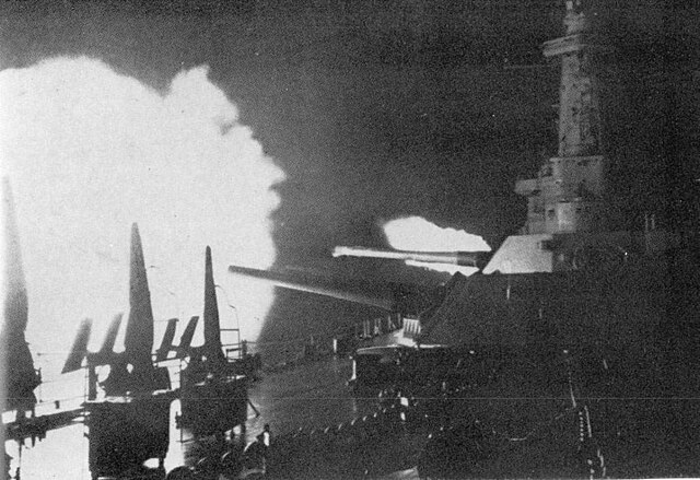 640px-USS_Washington_%28BB-56%29_firing_during_the_Second_Naval_Battle_of_Guadalcanal%2C_14_November_1942.jpg
